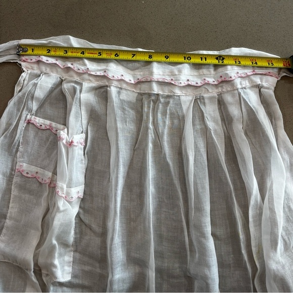 VINTAGE SHEER WHITE COTTON APRON~POCKET~PINK EYELET TRIM~MARGE OF HOLLYWOOD - Picture 9 of 12